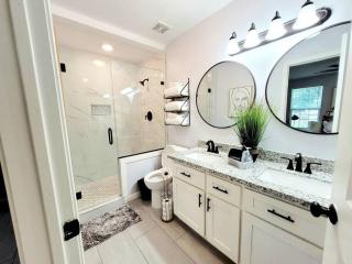 Centrally Located, Black & White Charmer Sleeps 10 - Houston - 2