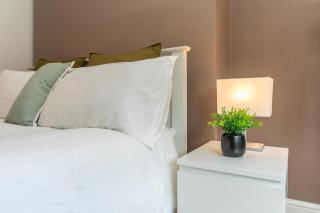 Location! 2 bed/2bath - Pro Host - 2