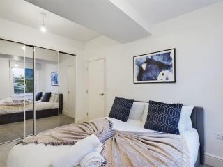 The Grove King bed Wi-Fi EV Charger - 4