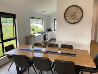 Jindabyne house 1, Modern 1 bedroom home, alpine views & fireplace - Jindabyne - 9