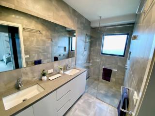 Jindabyne house 1, Modern 1 bedroom home, alpine views & fireplace - 8