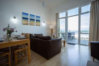 2 Bed Beach House in a fantastic sea front setting - 7