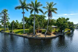 Waterfront! Oversize Corner Yard, Dock w/lift, Hot Tub & Pool - Villa Tropical Calusa - Roelens - Cape Coral - 0
