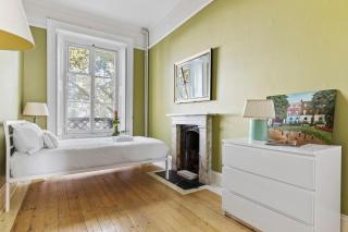 Germaine Greer's Legacy Flat in Hyde Park, Central London - 4