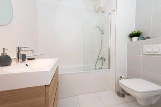Chic206 Retreat: Modern 1BR Gem with Balcony by NW - Budapest - 8