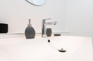 Chic206 Retreat: Modern 1BR Gem with Balcony by NW - Budapest - 9