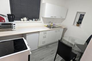 BARTON BEACHSIDE - Comfort OneBedroom Apartment, Double & Sofabed - Central Beach & Promenade Location - Over 21's, Family Friendly Only, ID Required, Stairs Access - 1