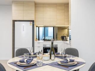 Location Oceanview luxury 1BR Apt steps to beach - 2