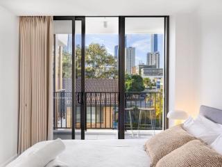 Comfortable 1BR Apt with pool and carpark - Gold Coast - 6