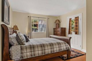 Charming Getaway Cabin - 4