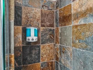 Quiet Plaza Two bedroom 2 Bathroom - 3