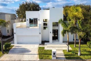 Lake Home: Relax and Unwind in Mission Hidden Gem - 8