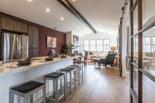 Newly built 3-bedroom + den, 3.5 bath, 2 car garage in Snowcreek Vll (Creekhouse) sleeps up to 8 - 3