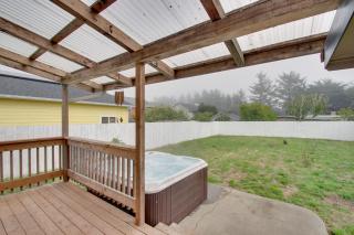 Crescent City Home with Hot Tub Half-Block to Beach - Crescent City - 8