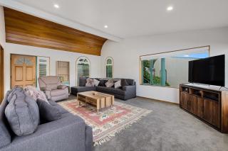 Huge Lakefront Delight (5-bedroom) - Queenstown - 4