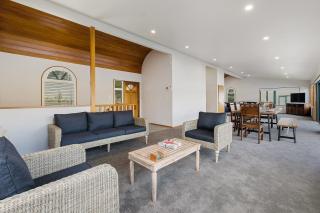 Huge Lakefront Delight (5-bedroom) - Queenstown - 1