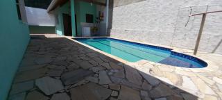 Casa com piscina á cinco minutos da praia com vaga para 3 carros - 0