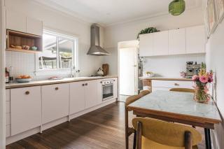The Blue Beach House - Pet Friendly Coastal Escape in Mollymook - 2