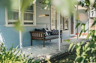 The Blue Beach House - Pet Friendly Coastal Escape in Mollymook - 0