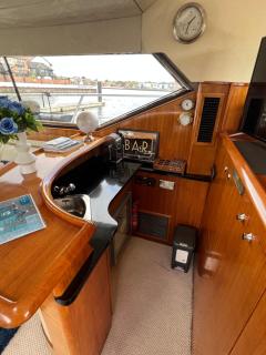 SUPERYACHT ON TOWN QUAY MARINA, SOUTHAMPTON - Very close to city centre and cruise terminals - free parking included - 4