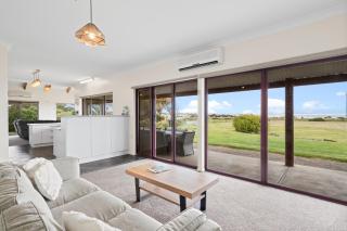 Sea Breeze - Spacious home with lovely ocean views - Port Elliot - 7