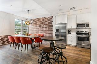 Gorgeous 4BR Luxury Condo Steps to French Quarter - New Orleans - 2