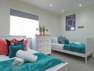 Tudors eSuites Four Bedroom House - Birmingham - 7