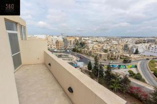 Central & Spacious Penthouse w/ 1BR + City View by 360 Estates - Msida - 5