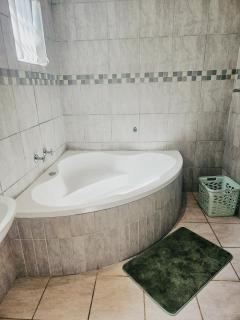Sea Breeze Manor - Green Unit - East London - 4