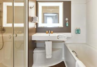 B&B HOTEL Rueil-Malmaison Gare - Rueil-Malmaison - 1