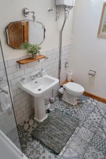 Nest Holiday Hideaway Dove Cottage-Beautiful Location in the Long Mynd Area of Outstanding Natural Beauty-WHIRLPOOL JACUZZI BATHS!! - 2