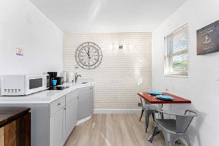 Steps From The Beach-all Renovated Studio Unit #3 - 5