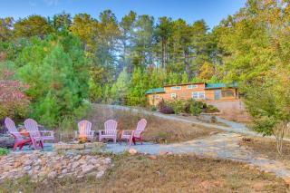 7 Mi to Lake Lure Mill Spring Cabin with Hot Tub - Mill Spring - 0