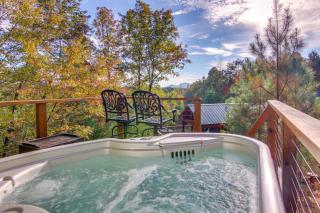 7 Mi to Lake Lure Mill Spring Cabin with Hot Tub - Mill Spring - 9