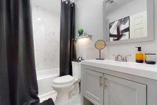 Modern Elegance: 4BR Duplex w/ Free Garage Parking - Chicago - 7