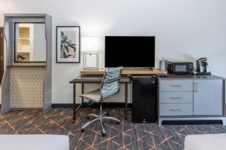Holiday Inn Hotel & Suites Tulsa South by IHG - Tulsa - 1
