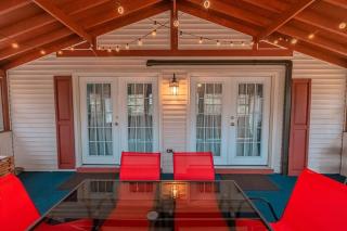 Cheerful Chalet - Fireplace, BBQ, Firepit& Hottub - Long Pond - 0