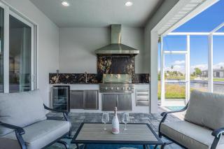 BRAND NEW - Pool overlooking canal, Outdoor Grilling station - Villa Hummingbird House - Roelens - Cape Coral - 8