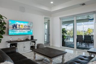 BRAND NEW - Pool overlooking canal, Outdoor Grilling station - Villa Hummingbird House - Roelens - Cape Coral - 2