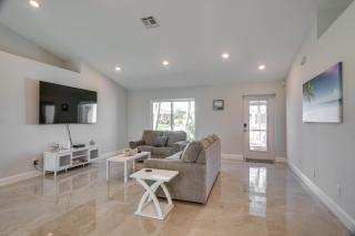 Furnished Lanai and Pool Sunlit Cape Coral Getaway! - Cape Coral - 6