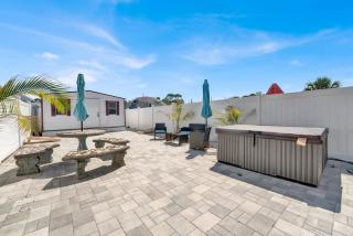 Dog friendly 2 BR townhome with hot tub and walking distance to beach - 0