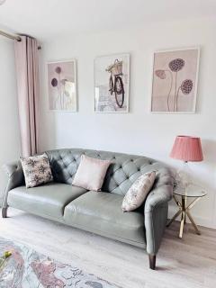 Central Derby Urban 2 Bedroom Flat - An Oasis of Elegance! Free Parking and Wifi suitable for families and professionals - 4