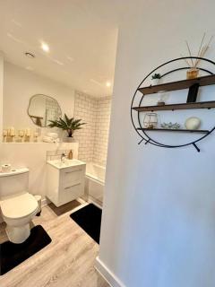 Central Derby Urban 2 Bedroom Flat - An Oasis of Elegance! Free Parking and Wifi suitable for families and professionals - 1