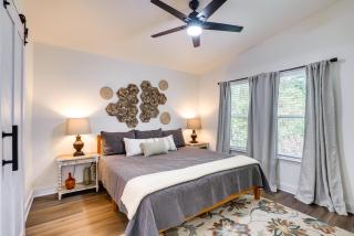 Lakefront Texas Abode with Kayaks, Fire Pit and Patio! - 2