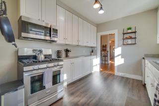 Charming Getaway, Walk to Windsor Lake and Downtown! - Windsor - 1