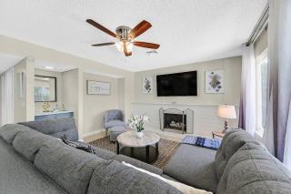 4BR Family Home, Private Pool & BBQ, Near Strip - 9