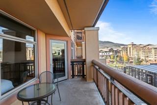 Sundial condo in the heart of Canyons Village, patio, outdoor pool, walk to hiking & biking C211 - Park City - 5