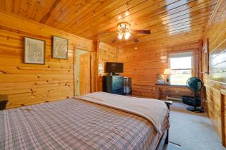 Riverfront Cheboygan Cabin with Kayaks and Dock! - Cheboygan - 4