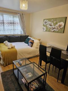 1 Bed Flat - Sleeps 4 - Parking - Wifi - 2
