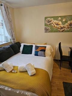 1 Bed Flat - Sleeps 4 - Parking - Wifi - 2